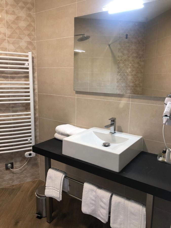 Logis Hotels - Hotel Restaurant L Enclos Donneville Екстер'єр фото